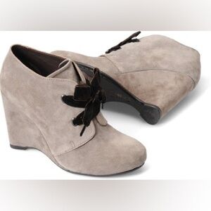 BORN CROWN Womens "Kelsi"  Wedge Ankle Bootie in Sasso Suede Velvet Ties Sz 9.5